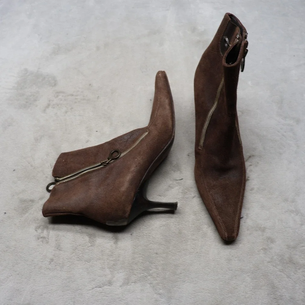 Donald Pliner Women 9M Ankle Boots Brown Suede Pointed Toe Kitten Heel Side Zip